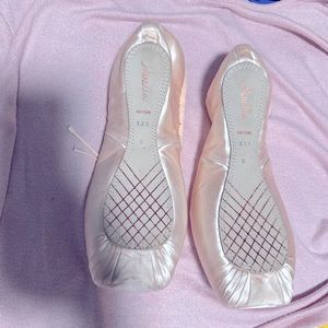 Like new Mirella pointe shoes